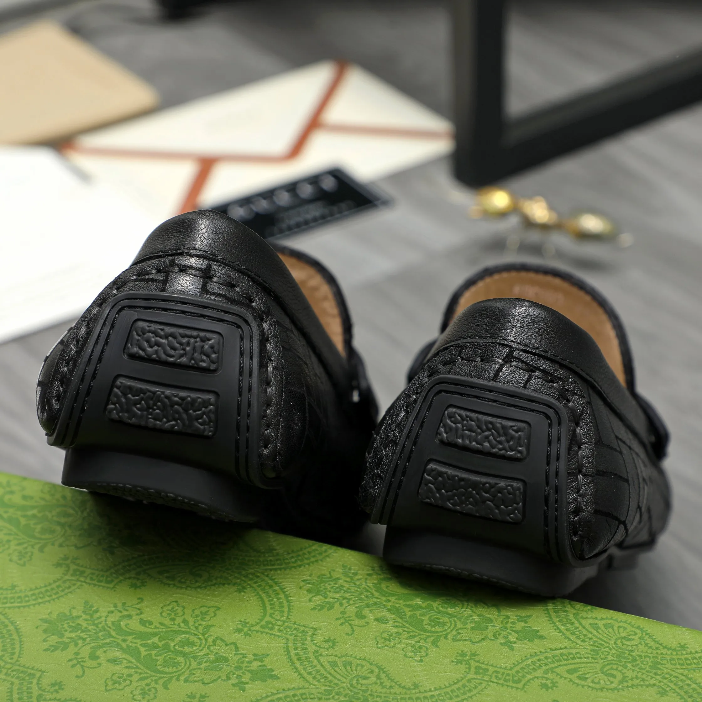 P380 Product trademark: GUCCI "Gucci" casual slip-on men's shoes Regular size: 38-45 Product material: Selected embossed stone grain cowhide upper, sheepskin lining, rubber outsole